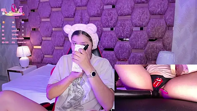 Trianna   online show from 11/22/25, 02:27