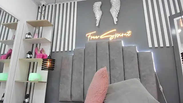 Snapshot of sofia_hills chatting on 03/15/25, 12:15 sofia hills online show from 03/15/25, 12:15