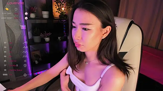 Snapshot of sensualily chatting on 09/30/25, 04:13 sensualily online show from 09/30/25, 04:13