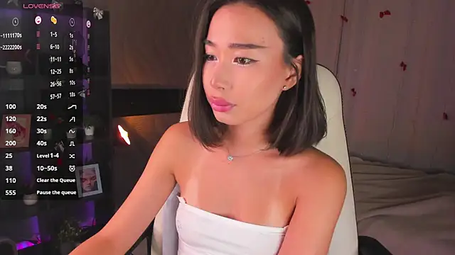 Snapshot of sensualily chatting on 04/19/26, 06:10 sensualily online show from 04/19/26, 06:10