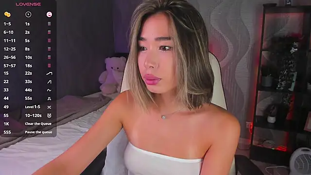 Snapshot of sensualily chatting on 05/20/26, 03:31 sensualily online show from 05/20/26, 03:31