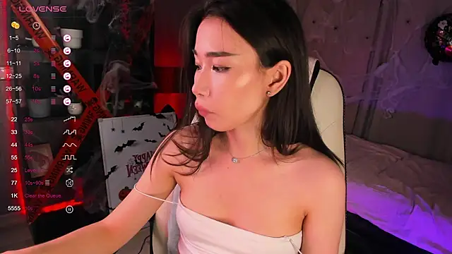 Snapshot of sensualily chatting on 10/15/25, 02:58 sensualily online show from 10/15/25, 02:58