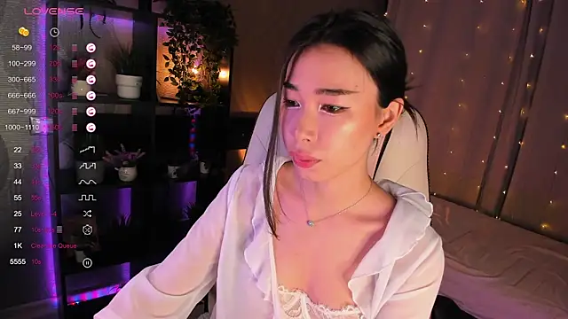 Snapshot of sensualily chatting on 10/04/25, 03:35 sensualily online show from 10/04/25, 03:35