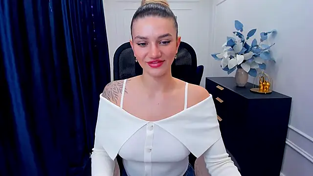 SelenaeMoore online show from 11/18/25, 07:39