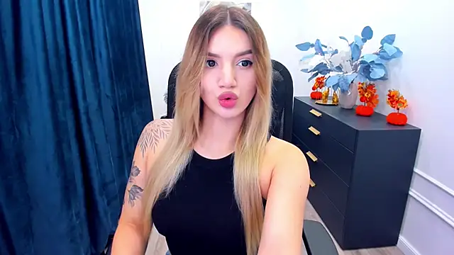 SelenaeMoore online show from 10/13/25, 07:37