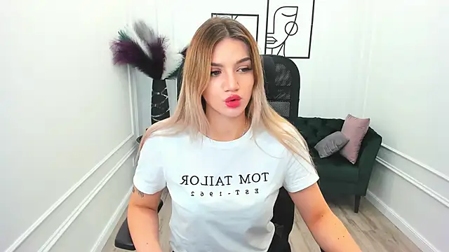 SelenaeMoore online show from 09/28/25, 07:32