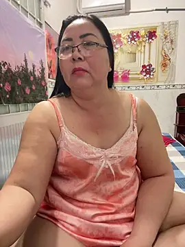 Snapshot of NDith chatting on 04/05/26, 09:10 NDith online show from 04/05/26, 09:10