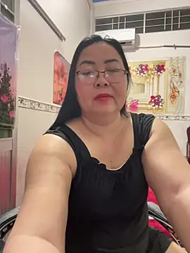 Snapshot of NDith chatting on 05/17/26, 12:05 NDith online show from 05/17/26, 12:05