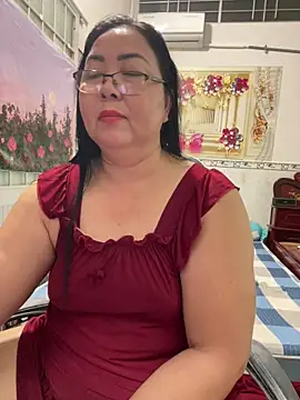 Snapshot of NDith chatting on 04/14/26, 10:48 NDith online show from 04/14/26, 10:48