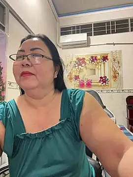 Snapshot of NDith chatting on 04/15/26, 10:21 NDith online show from 04/15/26, 10:21