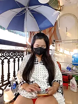 Snapshot of lyna_bl chatting on 11/29/25, 11:38 lyna bl online show from 11/29/25, 11:38