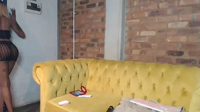 Snapshot of Kylie_Hairy_Bbc chatting on 09/18/25, 02:53 Kylie Hairy Bbc online show from 09/18/25, 02:53