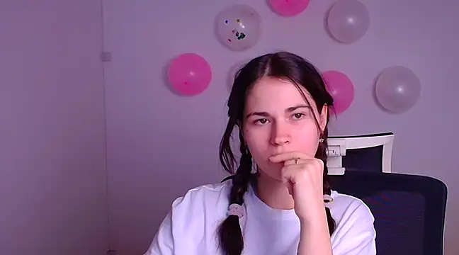 Snapshot of Loon_Amore chatting on 02/16/25, 11:17 Loon Amore online show from 02/16/25, 11:17