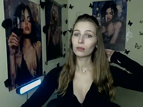 Snapshot of StrangerGi chatting on 11/13/25, 12:42 StrangerGi online show from 11/13/25, 12:42