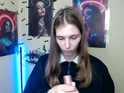 Snapshot of StrangerGi chatting on 10/28/25, 07:18 StrangerGi online show from 10/28/25, 07:18