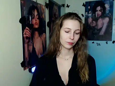 Snapshot of StrangerGi chatting on 11/17/25, 01:04 StrangerGi online show from 11/17/25, 01:04