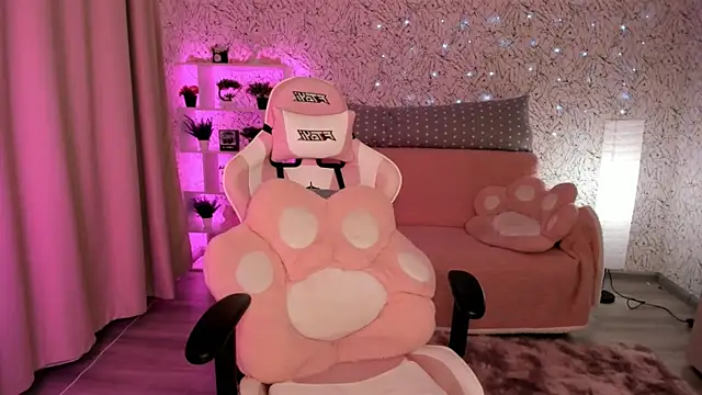 Snapshot of luna_cross chatting on 02/12/25, 06:51 luna cross online show from 02/12/25, 06:51