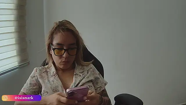 Snapshot of Isis69_ chatting on 01/06/26, 04:22 Isis69 online show from 01/06/26, 04:22