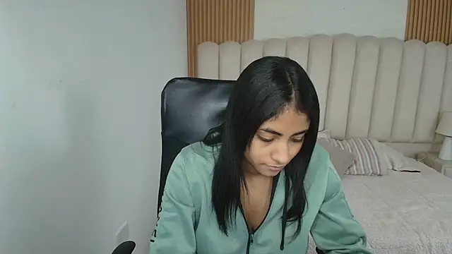 Snapshot of shaneelle chatting on 04/14/26, 03:11 shaneelle online show from 04/14/26, 03:11