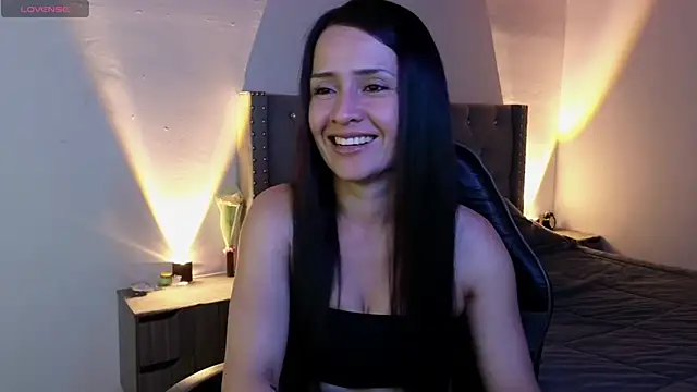 Snapshot of cristal_hilton_10 chatting on 11/26/25, 04:12 cristal hilton 10 online show from 11/26/25, 04:12