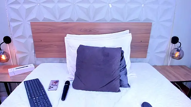 Stacey white  online show from 11/24/25, 08:20