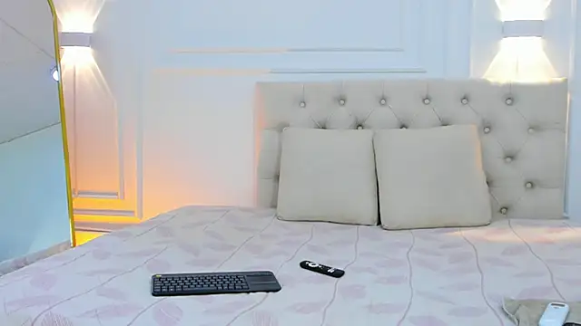 Snapshot of lola_red95 chatting on 06/10/26, 01:12 lola red95 online show from 06/10/26, 01:12