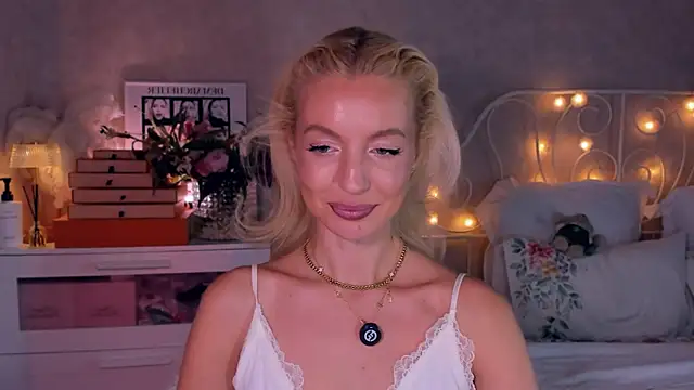 Snapshot of aestetick chatting on 05/19/26, 12:12 aestetick online show from 05/19/26, 12:12