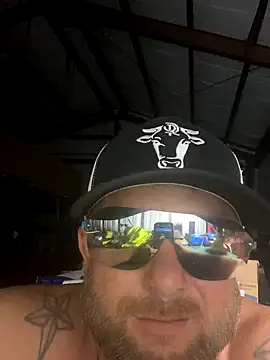 Snapshot of rocket8669 chatting on 10/16/25, 04:43 rocket8669 online show from 10/16/25, 04:43