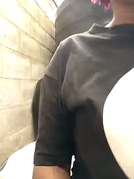 Snapshot of Broan_me chatting on 10/22/25, 05:07 Broan me online show from 10/22/25, 05:07