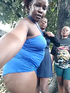 Snapshot of Broan_me chatting on 12/17/25, 09:03 Broan me online show from 12/17/25, 09:03