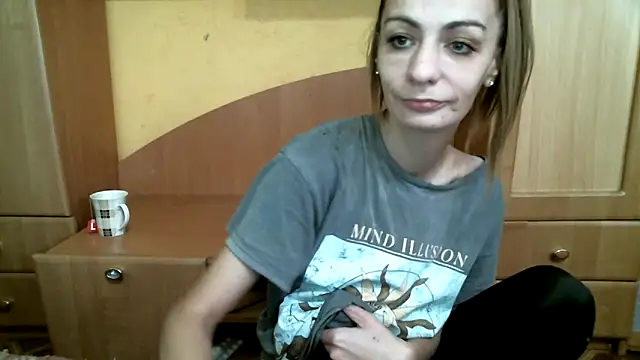 Snapshot of DennisXCaroll chatting on 12/17/25, 08:08 DennisXCaroll online show from 12/17/25, 08:08