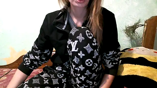 Snapshot of DennisXCaroll chatting on 12/05/25, 05:39 DennisXCaroll online show from 12/05/25, 05:39