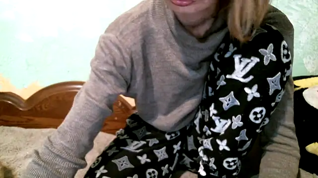 Snapshot of DennisXCaroll chatting on 10/18/25, 06:54 DennisXCaroll online show from 10/18/25, 06:54