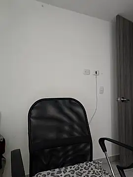Nahiajhonson  online show from 07/12/26, 11:33