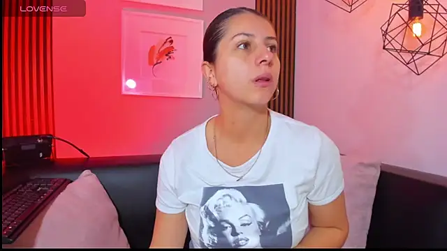 Snapshot of Nahiajhonson_ chatting on 02/18/26, 12:12 Nahiajhonson online show from 02/18/26, 12:12