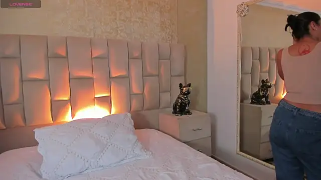 EmmaTorres  online show from 11/18/25, 07:50