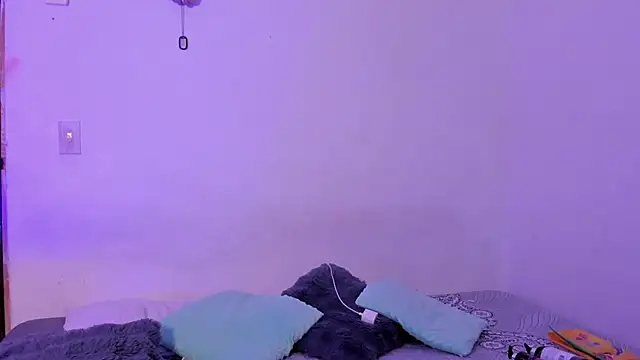 crystalvazquez online show from 11/10/25, 12:32