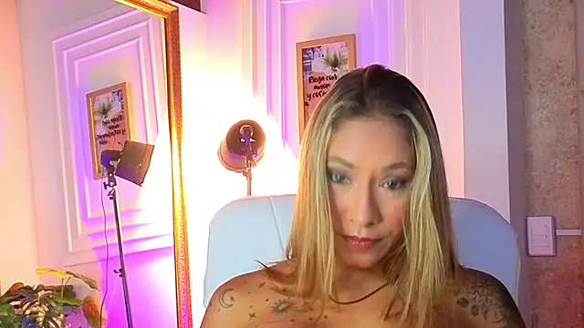 AlessiaLondon online show from 04/20/26, 10:07