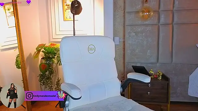 AlessiaLondon online show from 05/31/26, 08:53