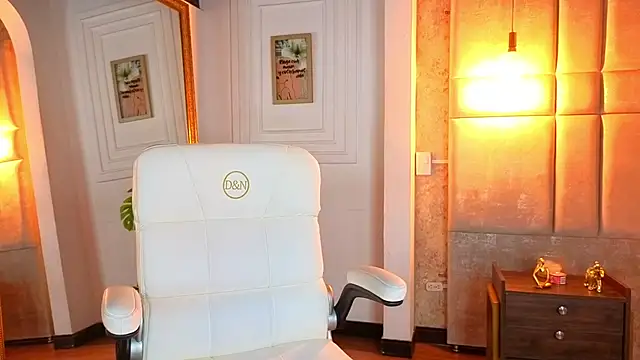 AlessiaLondon online show from 04/27/26, 10:13