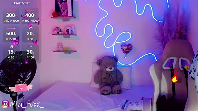 Mia foxx  online show from 03/12/25, 09:03