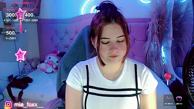 Mia foxx  online show from 10/23/25, 09:02