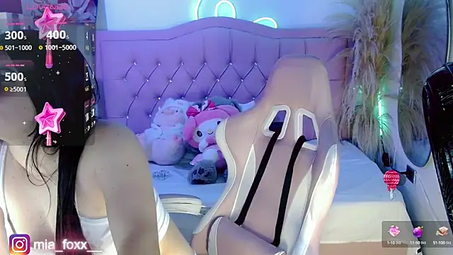 Mia foxx  online show from 10/06/25, 11:05