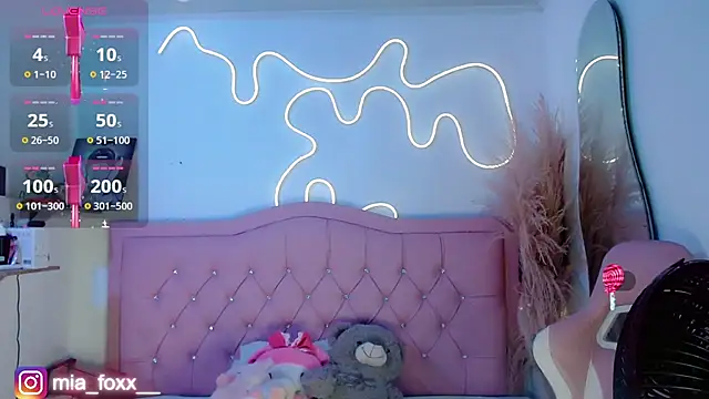 Mia foxx  online show from 10/12/25, 09:05