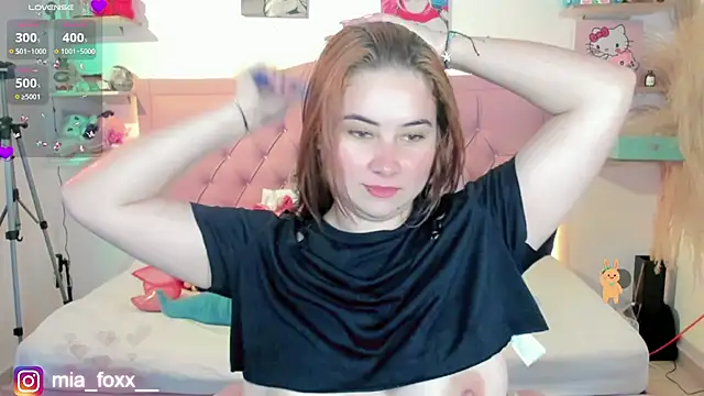 Mia foxx  online show from 11/22/25, 09:02