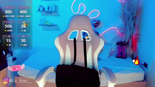 Mia foxx  online show from 03/20/25, 12:08