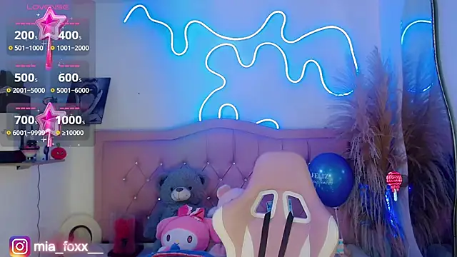 Mia foxx  online show from 10/29/25, 09:03