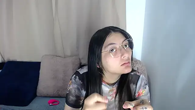 lessliee22  online show from 03/18/26, 05:54