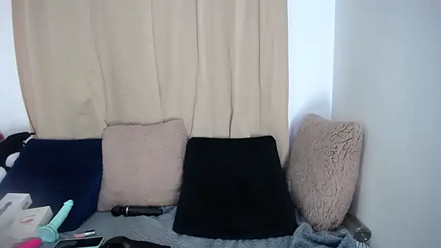 lessliee22  online show from 04/13/26, 09:13