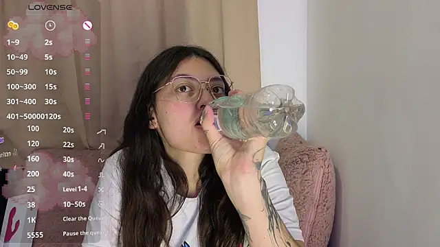 lessliee22  online show from 04/26/26, 07:05